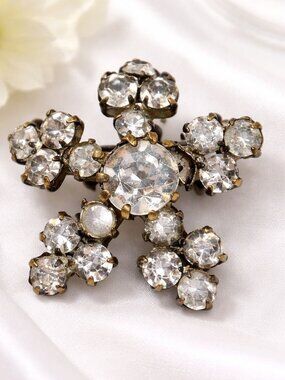 Vintage Rhinestone Snowflake Brooch Pin - Antique Gold Tone Metal - Sparkling Cr